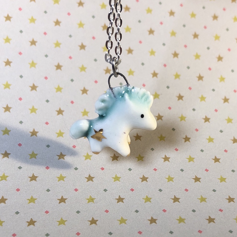 Porcelaine Pendentif Petit Poney au crin vert Mélina Maillez