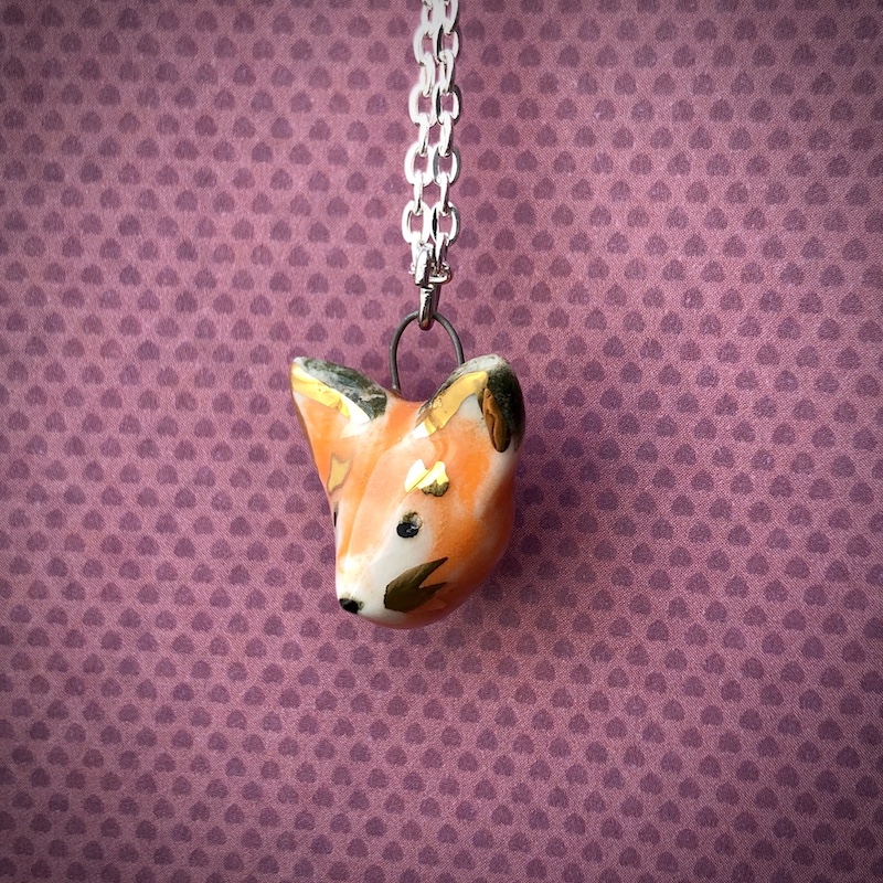 Pendentif porcelaine Tête de renard ronde et or fin de face gauche Mélina Maillez