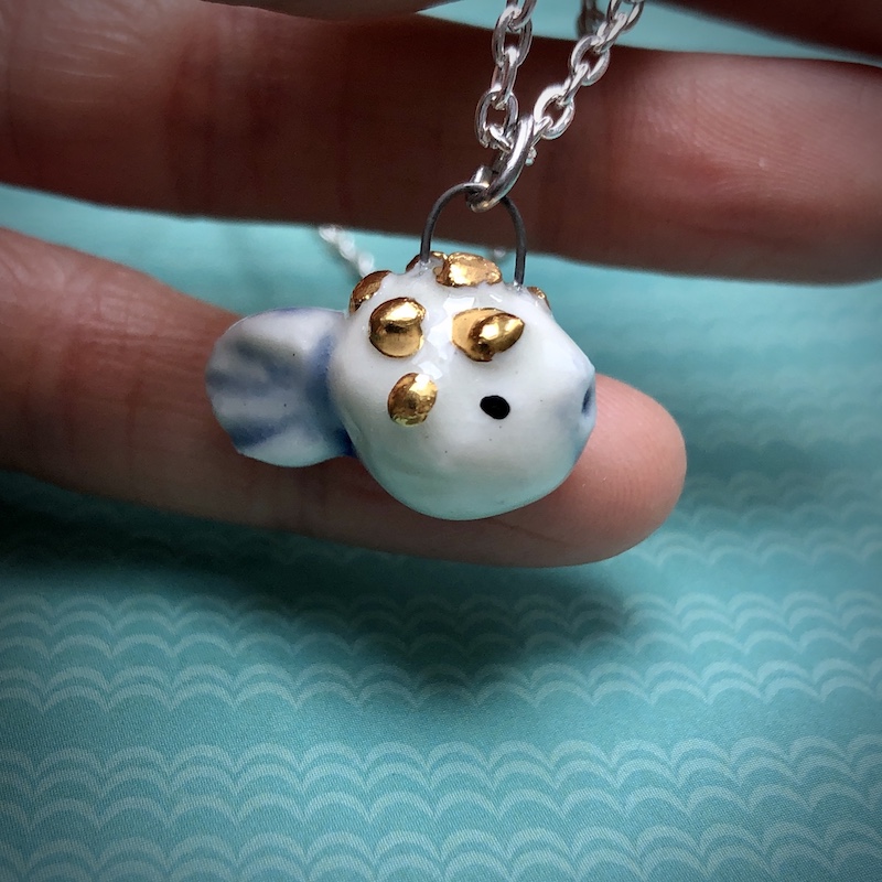 Porcelaine pendentif Fugu et or fin en main Mélina Maillez