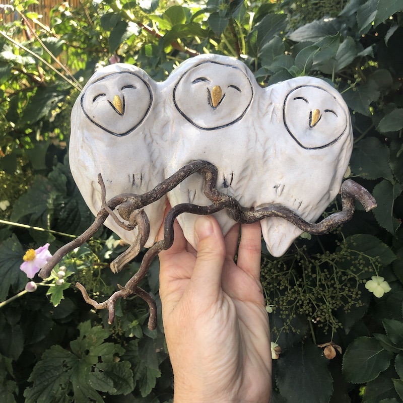 Céramique Famille de trois chouettes sur branche à suspendre Mélina Maillez www.hautcoeurdulieu.be