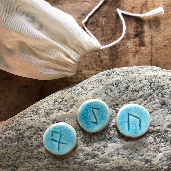 Céramique Runes turquoise claires sac coton Mélina Maillez www.hautcoeurdulieu.be