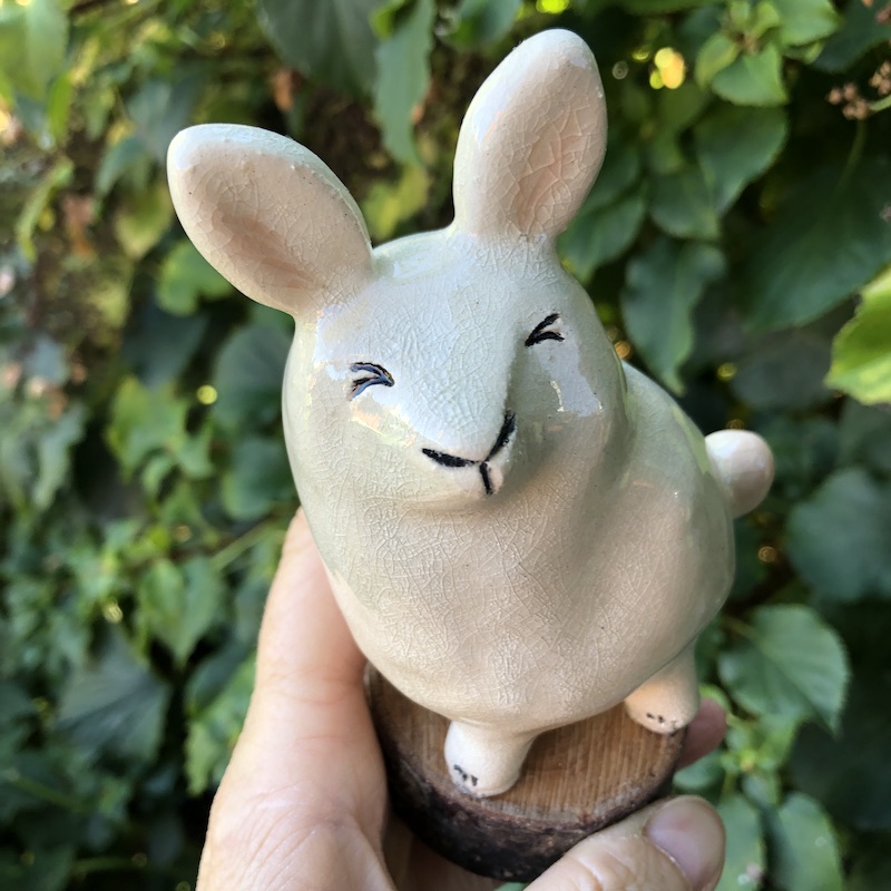 Céramique décoration Lapin crème sur rondin de hêtre de haut Mélina Maillez www.hautcoeurdulieu.be