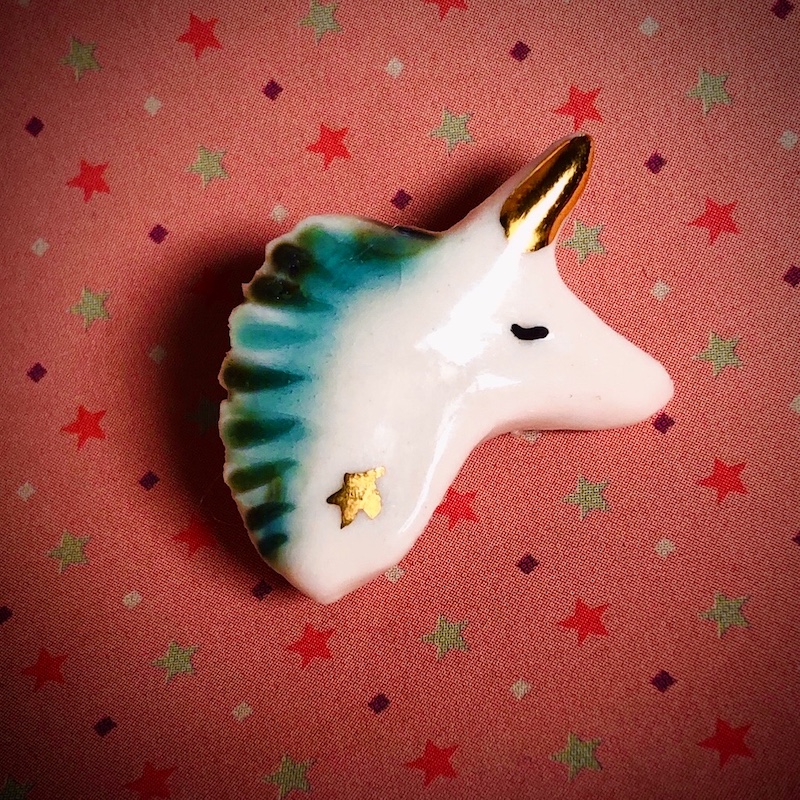 Porcelaine broche licorne fond rouge Mélina Maillez www.hautcoeurdulieu.be