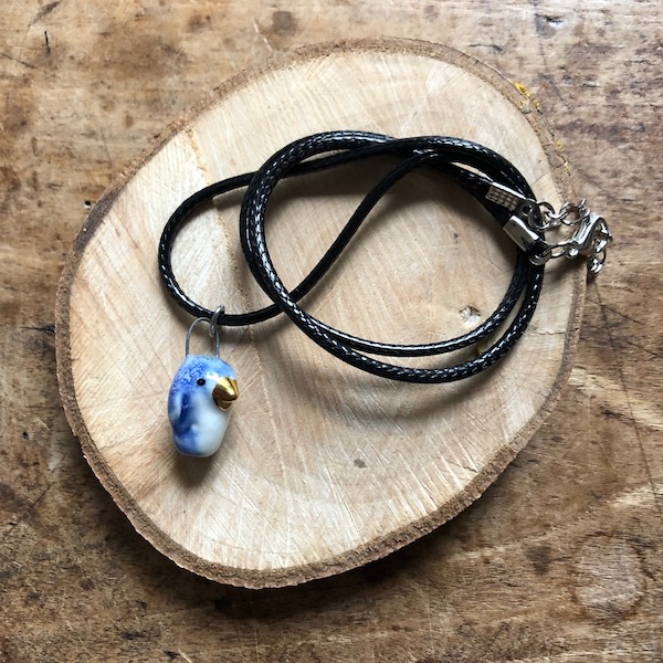 Porcelaine pendentif Manchot bleu cordon Mélina Maillez www.hautcoeurdulieu.be
