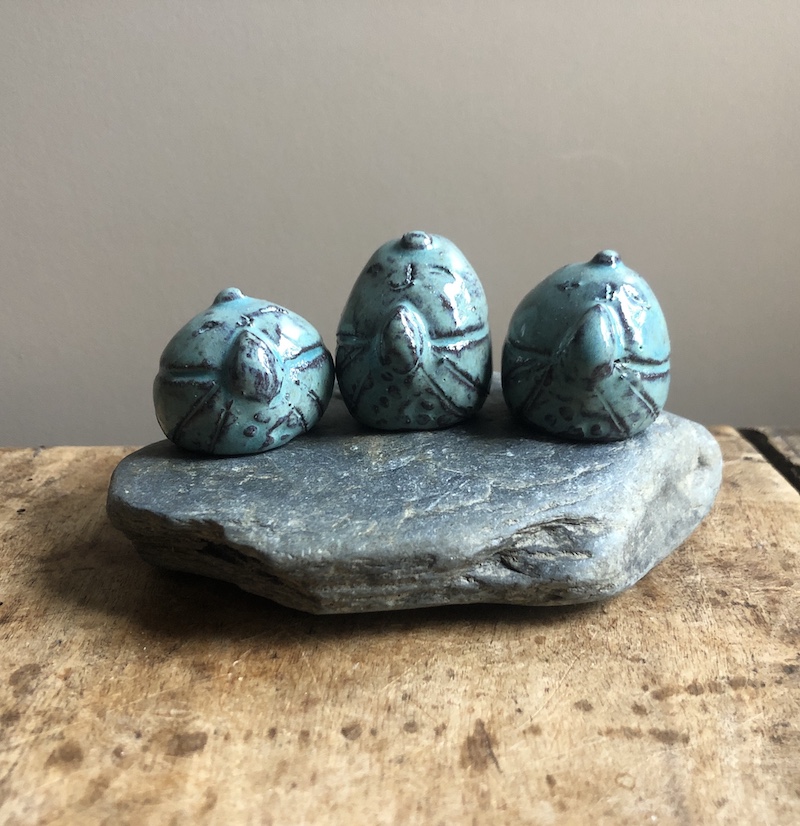 Céramique Trois petits Jizôs Bleu gris sur pierre Mélina Maillez www.hautcoeurdulieu.be