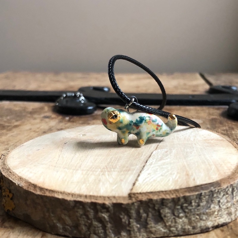 Porcelaine pendentif Caméléon multicolore de gauche Mélina Maillez www.hautcoeurdulieu.be